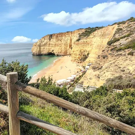 Seaside Serenity: Carvoeiro Beachfront Apartment Carvoeiro (Lagoa)